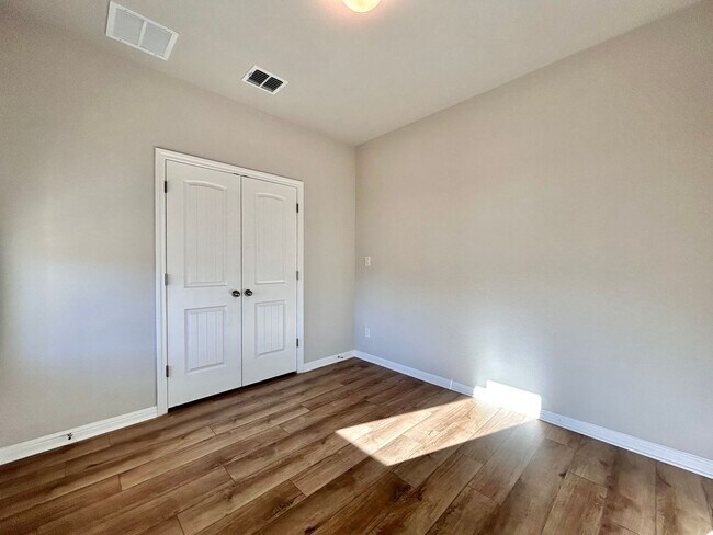 Building Photo - Stunning 4-Bed + Office Home in Lagos Community!