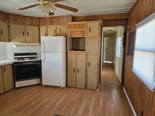 Building Photo - Three Bedroom, Pet Friendly Home!