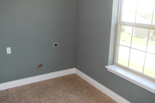 Building Photo - Gorgeous Split Foyer Home!