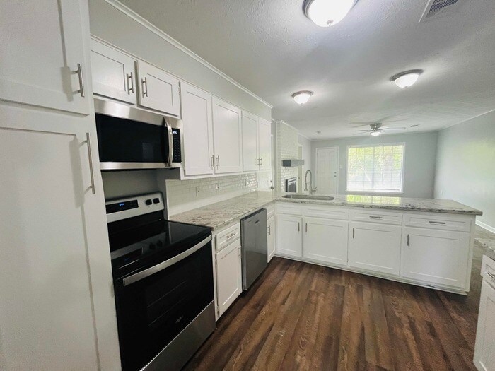 Building Photo - 1345 Stanton Dr