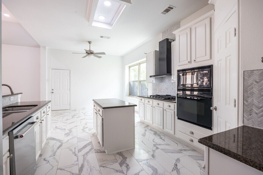 Building Photo - 11821 Cotswold Dr