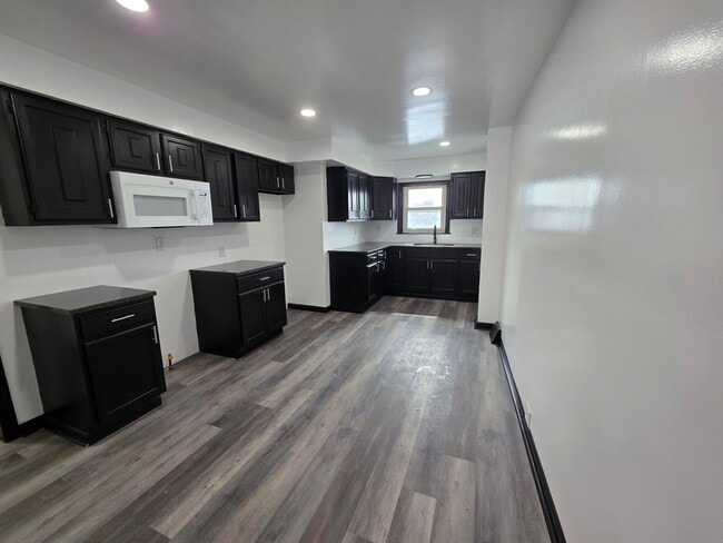 Building Photo - Fully Updated 3 bedroom 1 bath house for in the South Side Slopes!