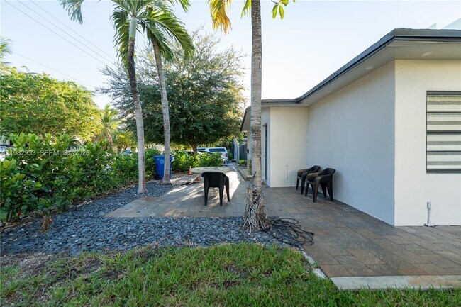 Building Photo - 1615 NE 9th St