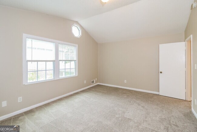 Building Photo - 2112 Golfview Dr SE