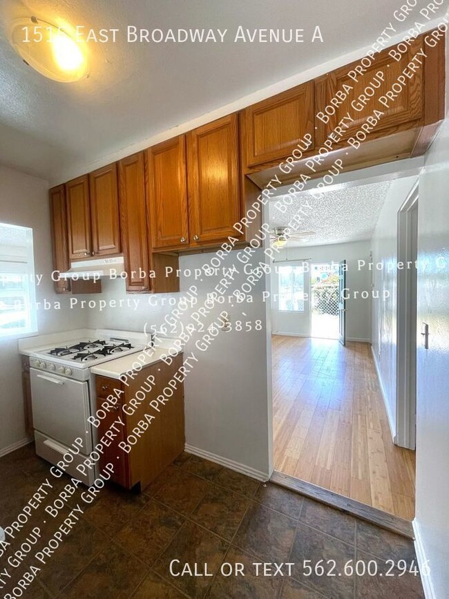 Building Photo - ***STUNNING 1 BEDROOM/1BATH APARTMENT WITH...