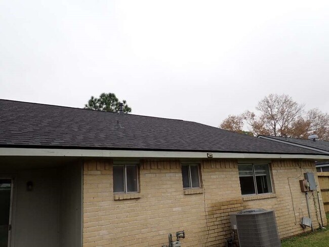 Building Photo - 327 Oakdale Dr