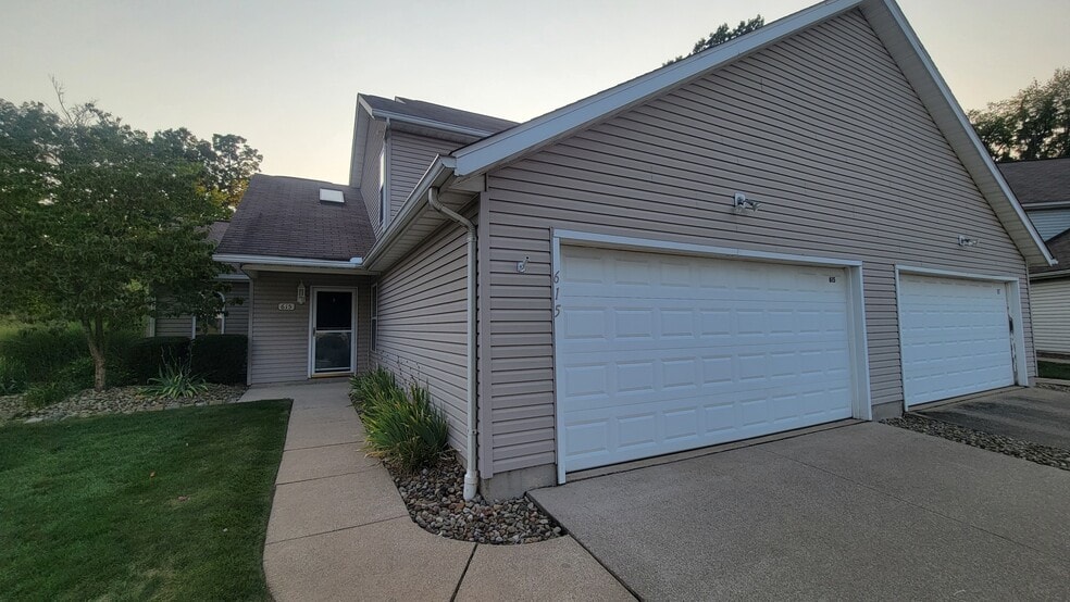 Building Photo - 615 Hilltop Ter