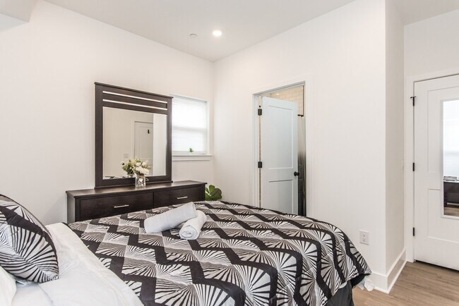 Building Photo - 2435 Master St