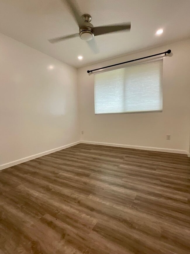 Building Photo - Spacious Duplex--5Beds, 2Baths  Ground Floor Unit