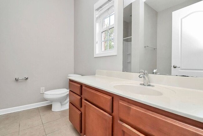 Building Photo - Beautiful End Unit 3BD/2.5BA Townhome in the Cedar Walk Community!