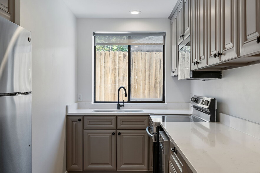 Building Photo - 1016 E 900 S