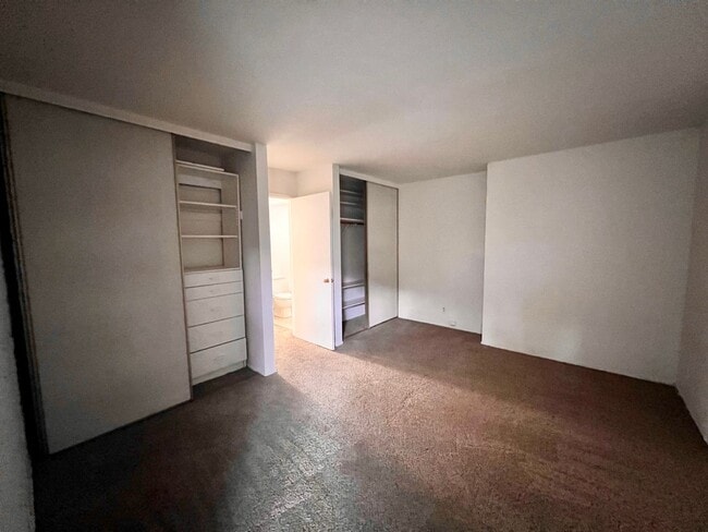 Building Photo - Cozy 1 bedroom on lush courtyard includes water / garbage & 1 parking spot.