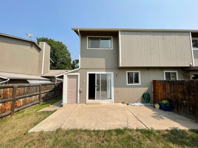 Building Photo - Nice 2 Story Townhome with Garage