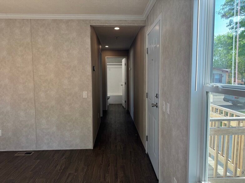 Building Photo - 2042 Marmoor Dr