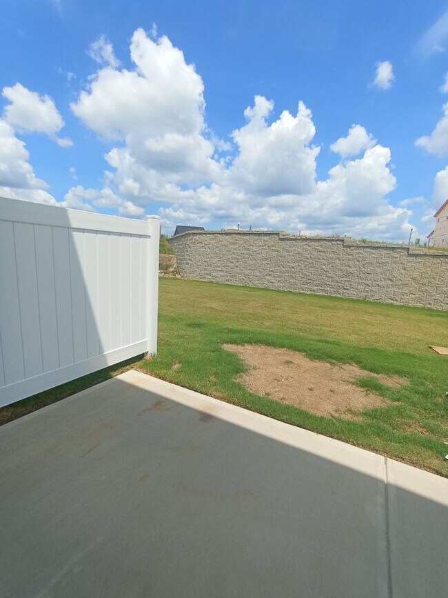 Building Photo - 730 Putney Hl Rd