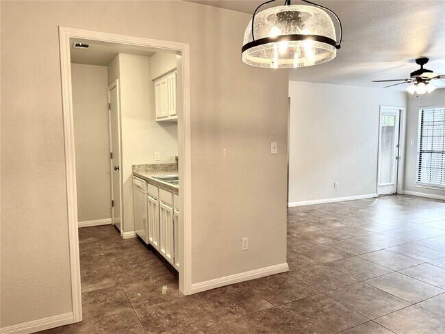 Building Photo - 1202 Thorpe Ln