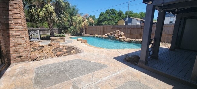 Building Photo - 11302 Meadow Lake Dr