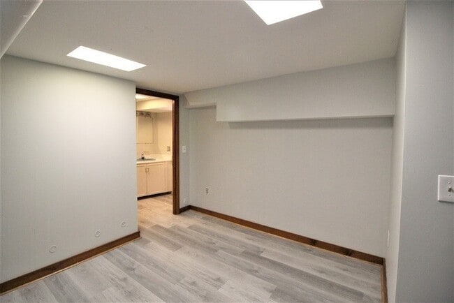 Building Photo - 8 Thurston Rd