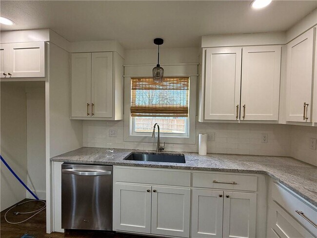 Building Photo - 101 Fox Glove Ln