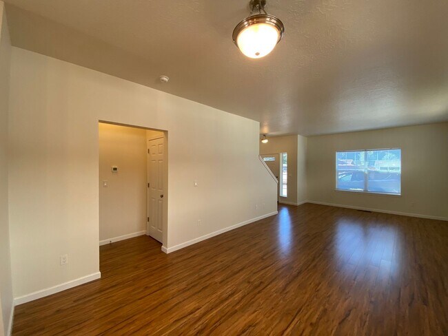 Building Photo - 1011 Coburg Rd