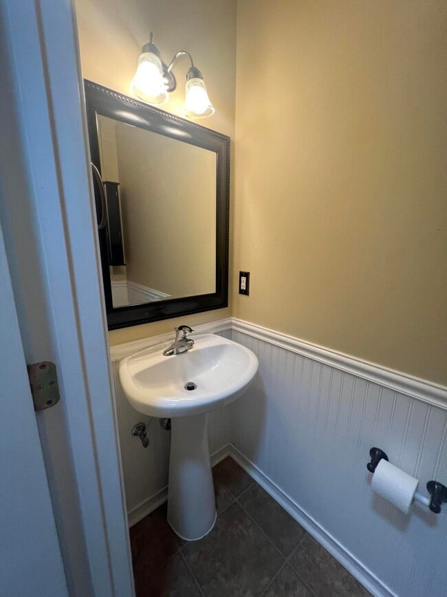 Building Photo - 565 Batty Way