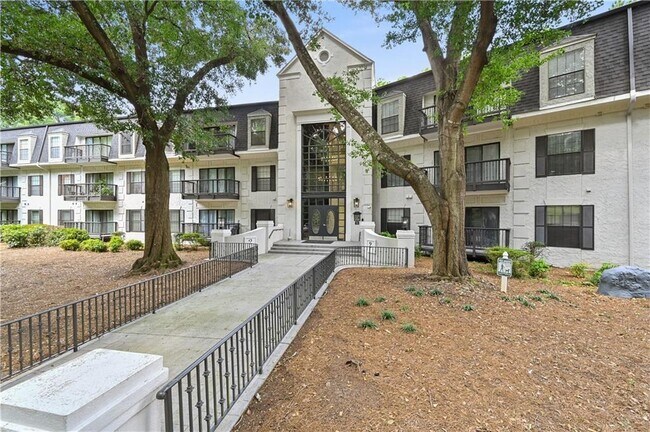Building Photo - 2201 Pine Heights Dr NE