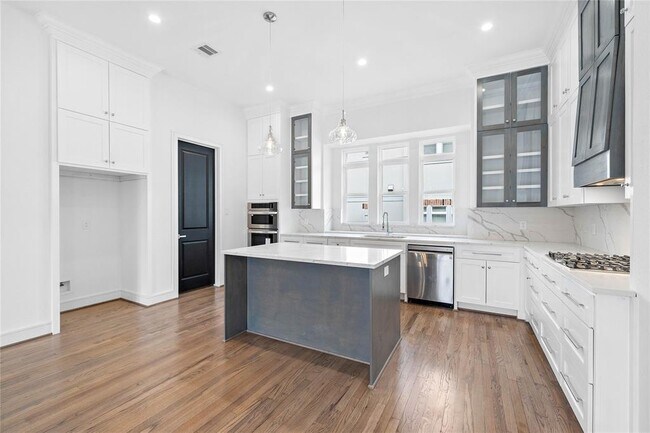 Building Photo - 1011 E 28th St
