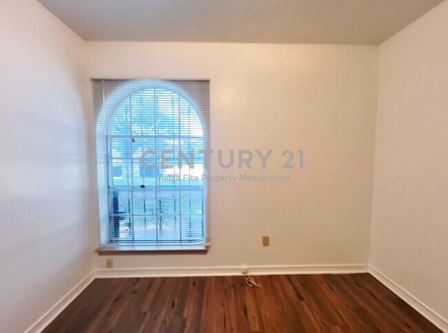 Building Photo - Lovely 3/2 Duplex on Corner Lot in Dallas ...