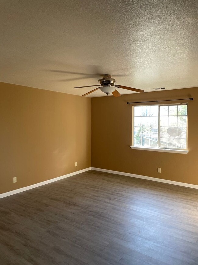 Building Photo - 3 BED 2 BATH IN SHASTA LAKE