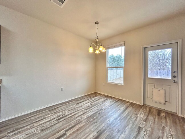 Building Photo - Charming 3/BR 2/BA  Home with Spacious Backyard