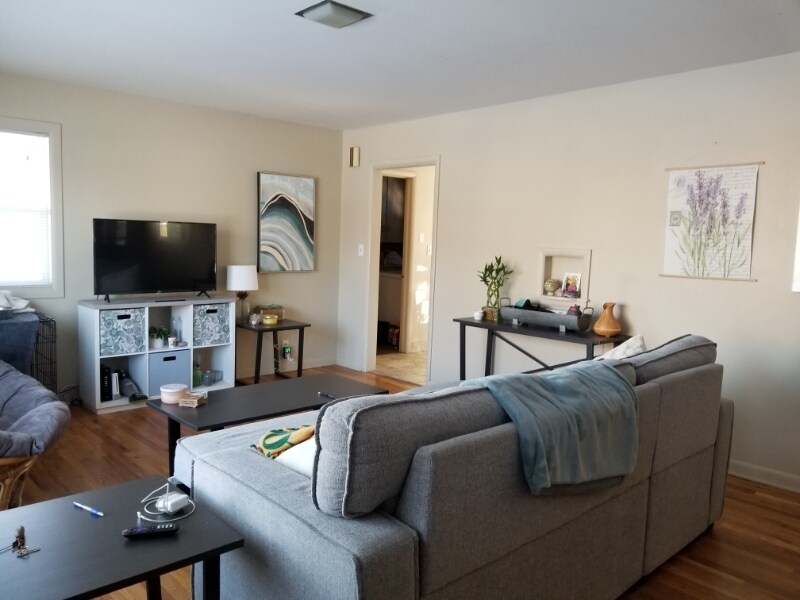 Building Photo - 1325 Crestmore Pl