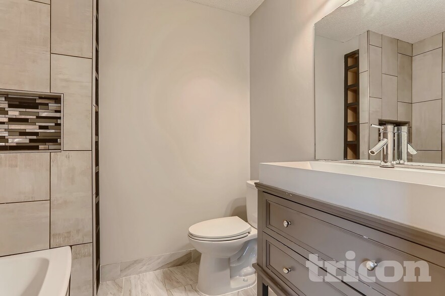 Building Photo - 7850 Park Ave NE