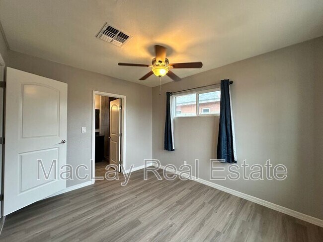 Building Photo - 1802 E Hubbell St