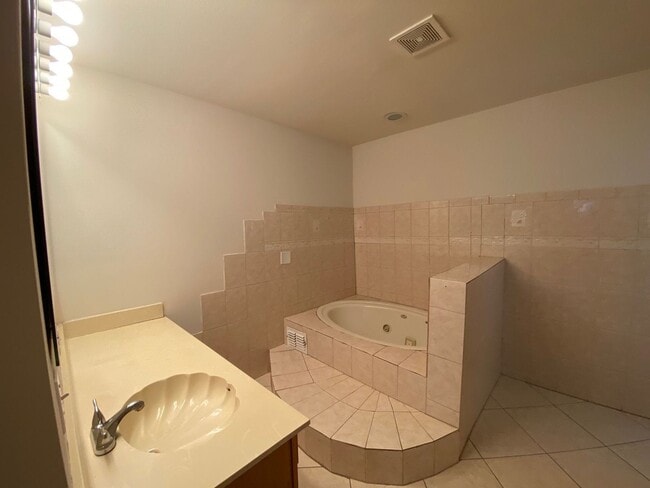 Building Photo - Available Now 3br 2b