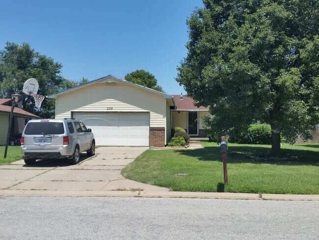 Primary Photo - HUGE 4 bedroom 3 bath house for rent