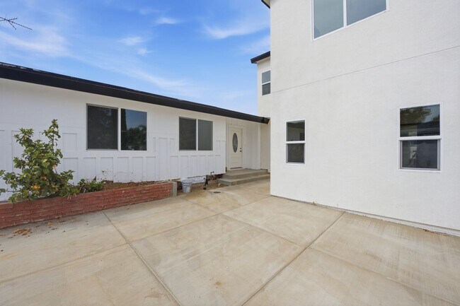 Building Photo - Brand new remodel!