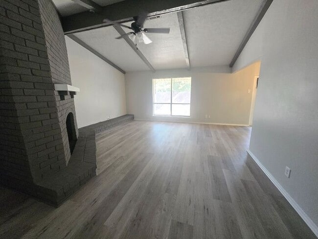Building Photo - 3 Bedroom/2 Bathroom/1 Covered Parking Places - Remodeled
