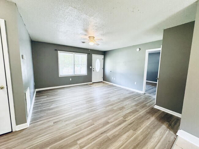 Building Photo - 3582 Greenwood Dr
