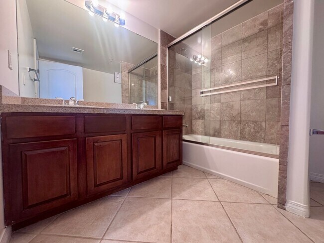 Building Photo - Spacious 3 bedroom condo in Van Nuys