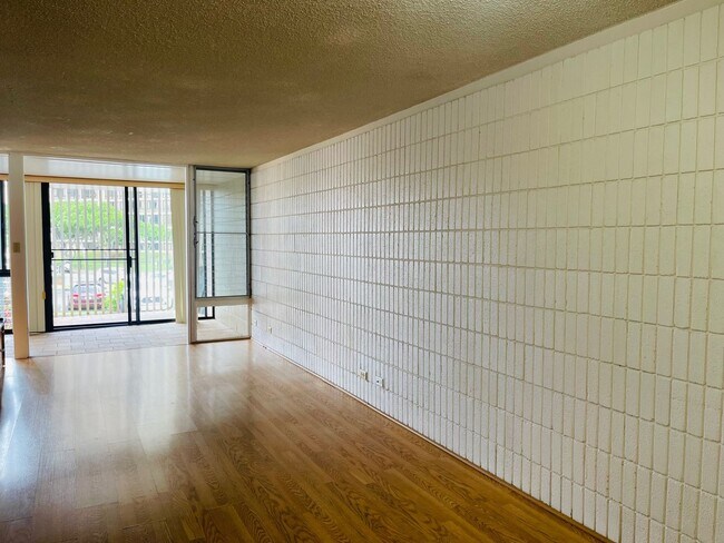 Building Photo - Partly Furnished 3-bedroom, 2-bath condo a...