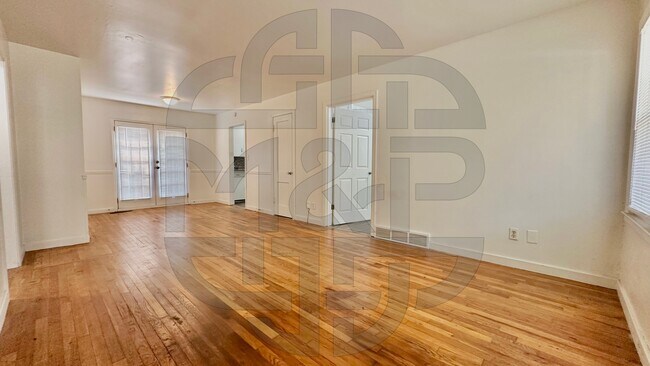 Building Photo - 3615 E Oneida St