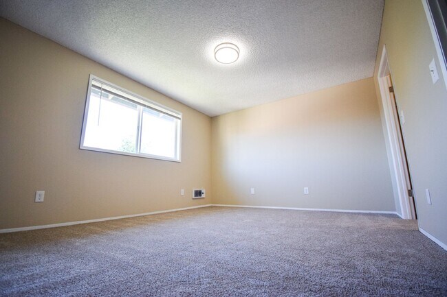 Building Photo - Spacious 2 bedroom 1.5 bath Town house Apa...