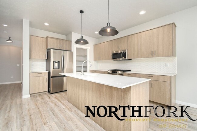 Building Photo - Modern Comfort Meets Meridian Living