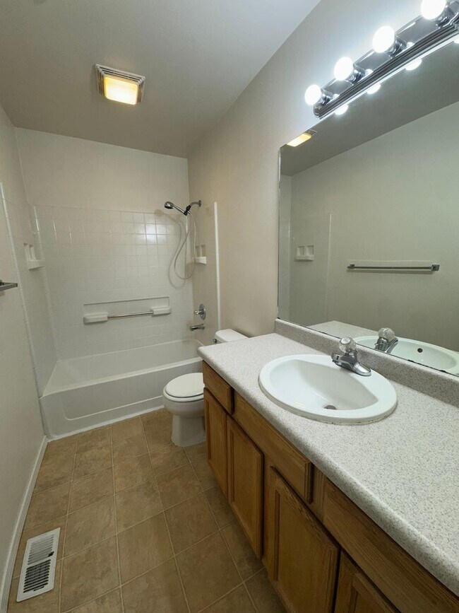 Building Photo - 100 Burton St