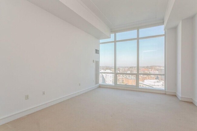 Building Photo - 5 Renaissance Square