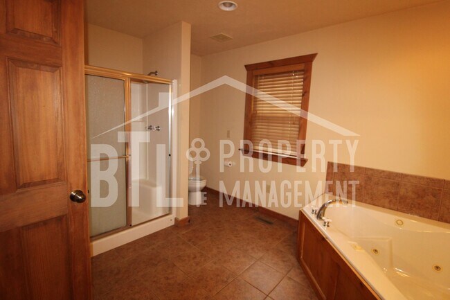 Building Photo - 574 Baldknobber Dr