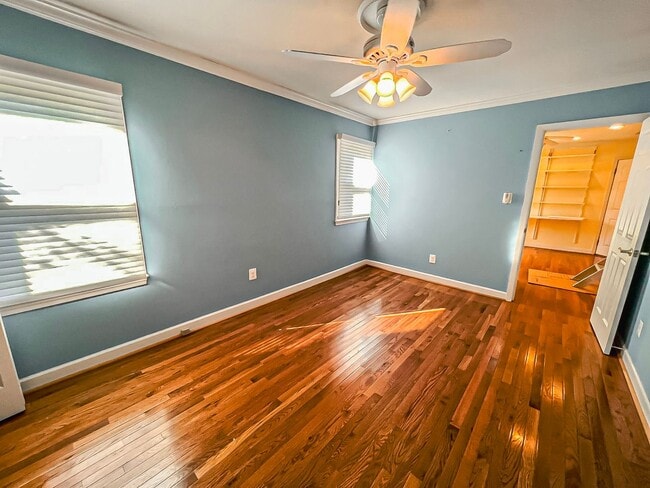 Building Photo - Cheerful 3 Bedroom 2 Bathroom With Office ...