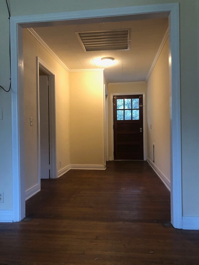 Building Photo - 300 Catherine Ave