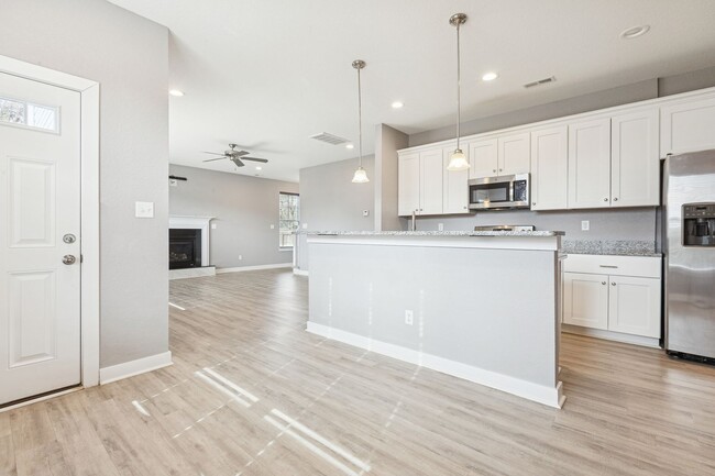 Building Photo - 4 bed/2.5 bath Ready Now- Norfolk