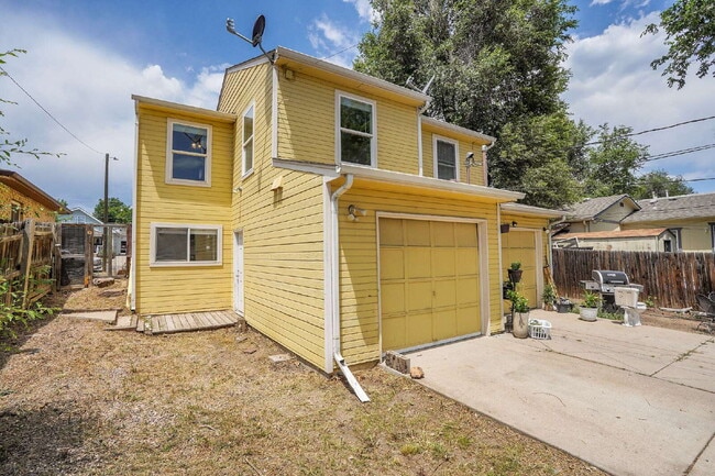 Building Photo - $2,465.00, 2 bed, 1.5 bath, located in Denver